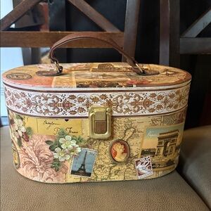 Vintage Travel-Themed Women's box with mirror